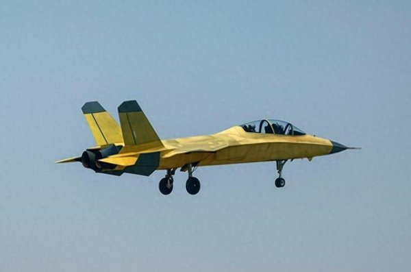 振兴资本 中国“超级小黄蜂”战机试飞炸场！双垂尾藏着啥玄机？作为一架内外兼修的战鹰，难怪它的亮相能引发如此巨大的关注